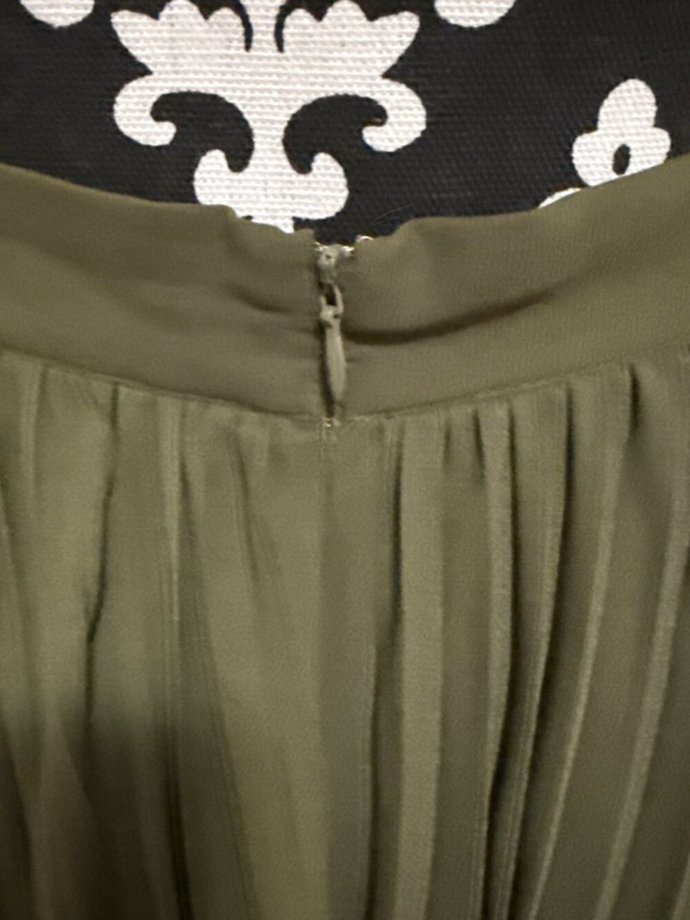 NICE Women's Flowy Pleated Maxi Green Skirt Lined Size Medium 28x46.5 - Picture 3 of 9
